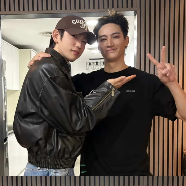 Penampilan Park Jinyoung yang paling disukai hari ini