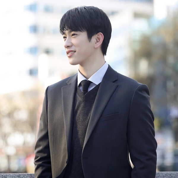 Penampilan Park Jinyoung yang paling disukai hari ini