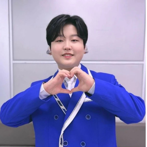 Popular photo full of fans’ love for Park Sungon