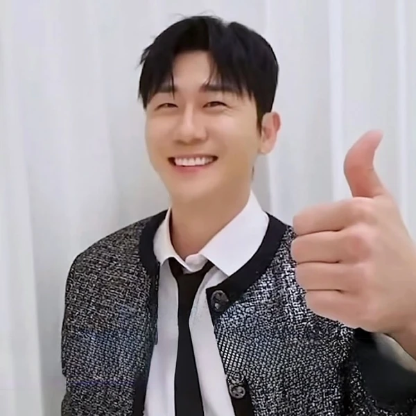 The most loved look of Young Tak today