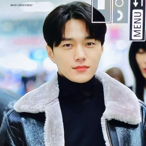 Popular photo full of fans’ love for Kim Myungsoo (L)