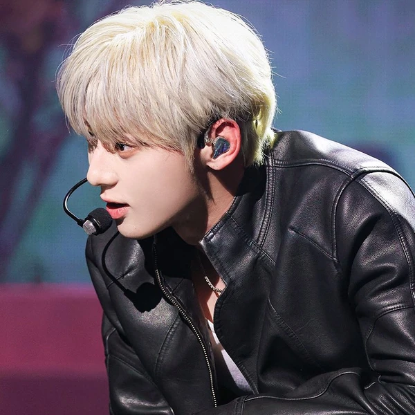 Popular photo full of fans’ love for Hwang Minhyun