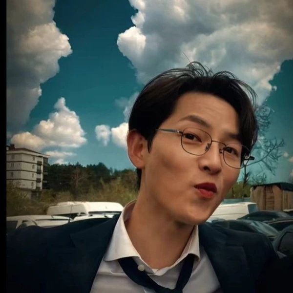 Foto populer Song Joongki yang penuh cinta dari penggemar