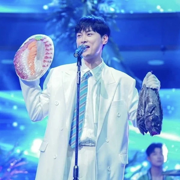 Popular photo full of fans’ love for Min Kyunghoon