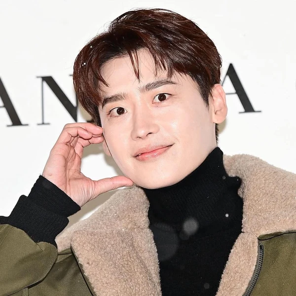 Popular photo full of fans’ love for Lee Jongsuk