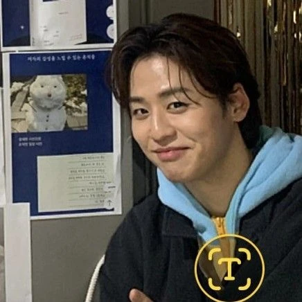 Popular photo full of fans’ love for Lee Solomon