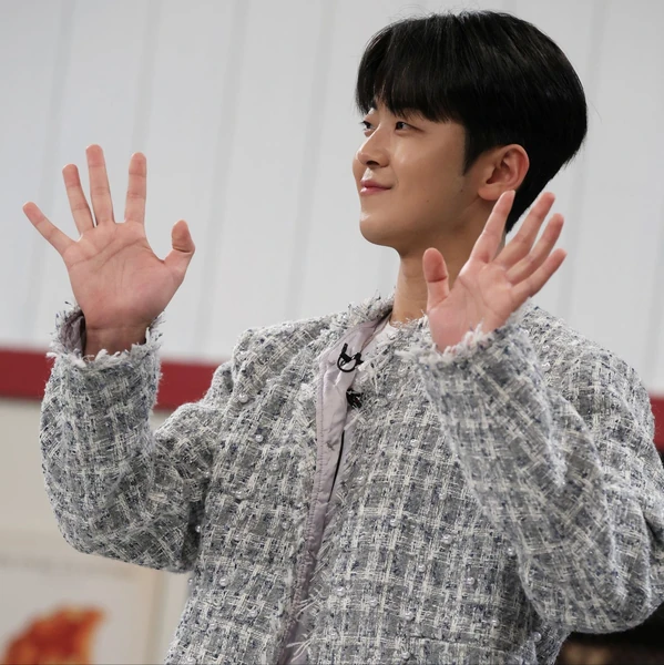 Popular photo full of fans’ love for Park Minsu