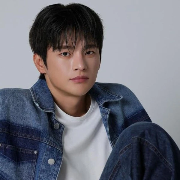 Popular photo full of fans’ love for Seo Inguk