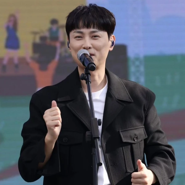 Popular photo full of fans’ love for Min Kyunghoon