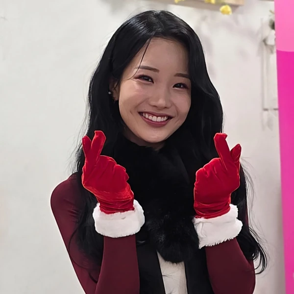 The most loved look of Kim Soyeon (2004) today