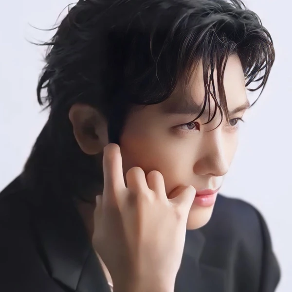 Popular photo full of fans’ love for Park Hyungsik