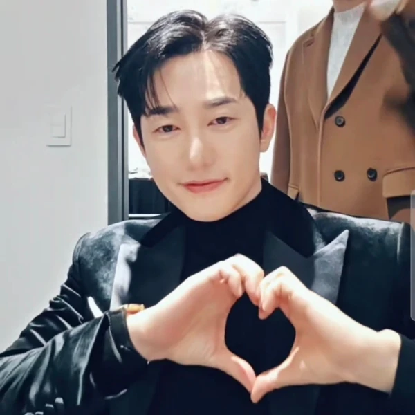 Foto populer Park Sihoo yang penuh cinta dari penggemar