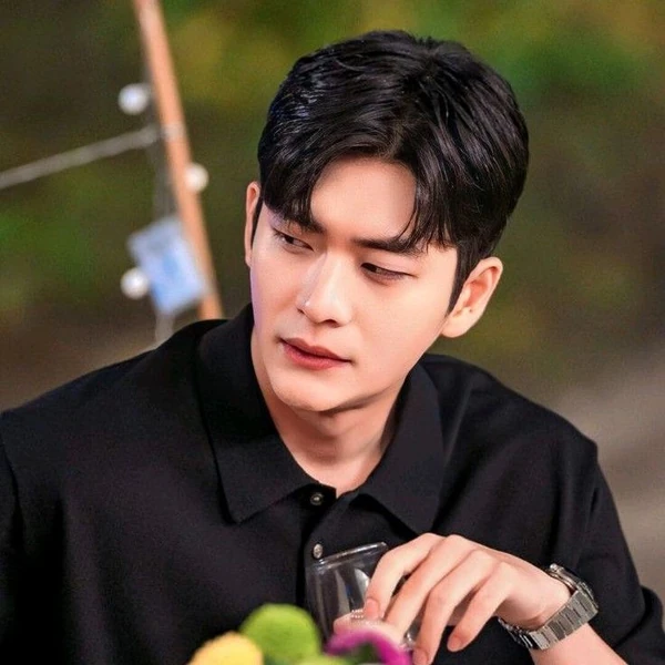 Foto populer Kang Taeoh yang penuh cinta dari penggemar