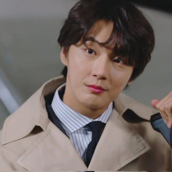 The most loved look of Yoon Shiyoon today