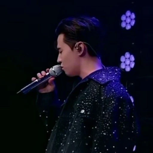 Popular photo full of fans’ love for Henry