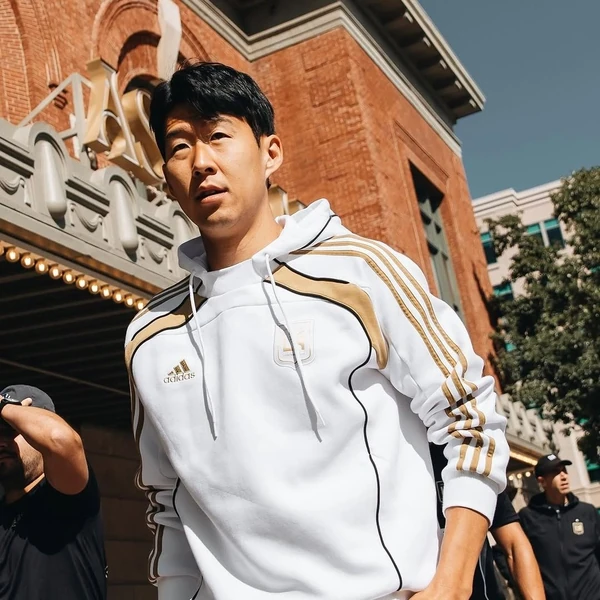 展现Son Heungmin魅力的代表照片