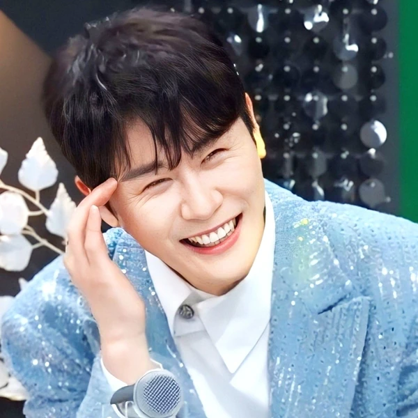 The most loved look of Young Tak today