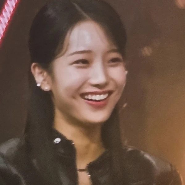 The most loved look of Kim Soyeon (2004) today