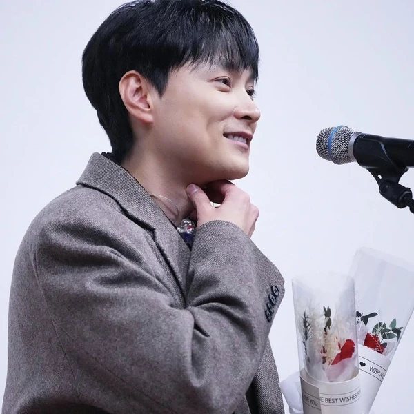 今天最受喜愛的閔庚勳模樣