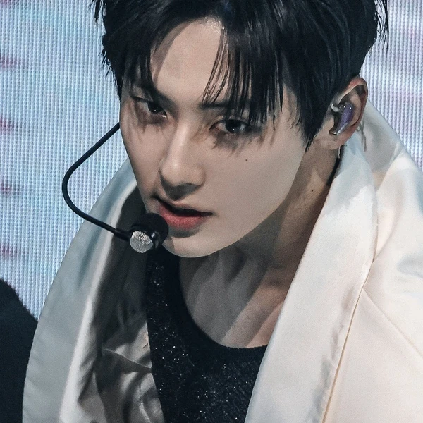 Popular photo full of fans’ love for Hwang Minhyun