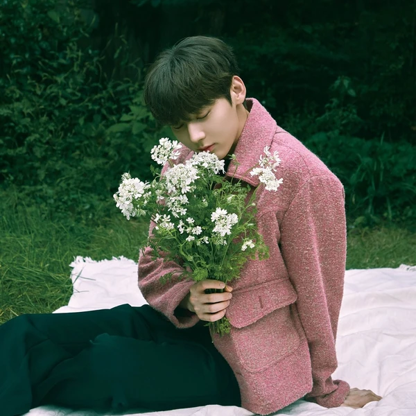 The most loved look of Hwang Minhyun today