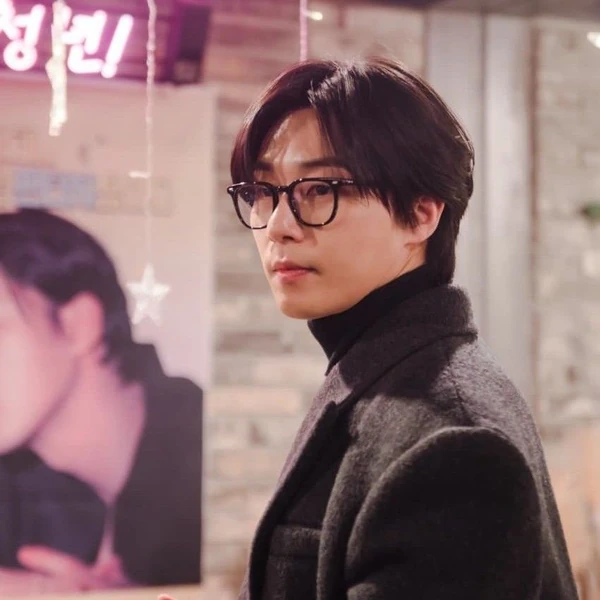 The most loved look of Park Seojoon today