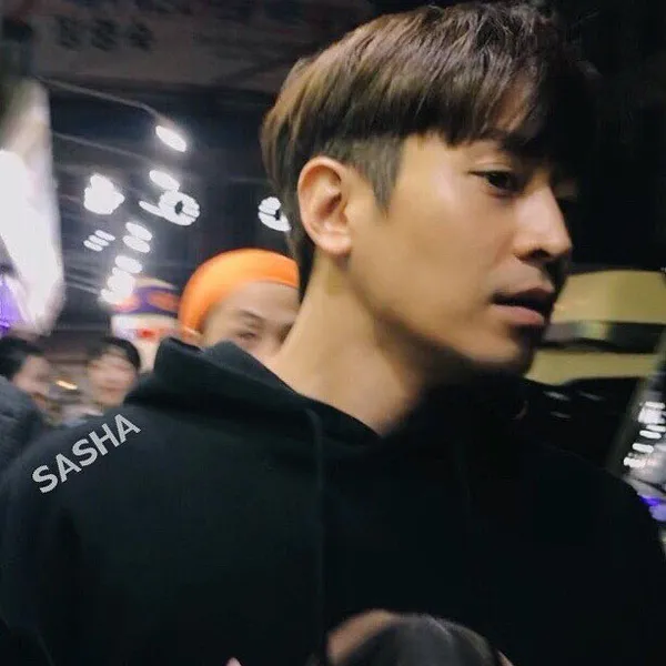 Foto populer Mun Junghyuk (Eric) yang penuh cinta dari penggemar