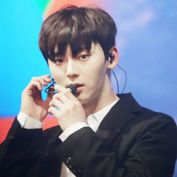 Popular photo full of fans’ love for Hwang Minhyun
