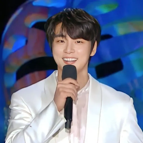 The most loved look of Yoon Shiyoon today