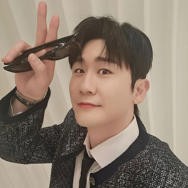 Foto populer Young Tak yang penuh cinta dari penggemar