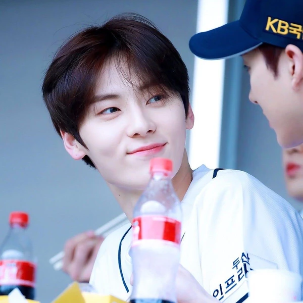 Popular photo full of fans’ love for Hwang Minhyun