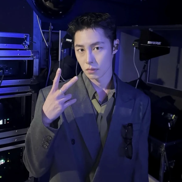 Popular photo full of fans’ love for Lee Jaewook