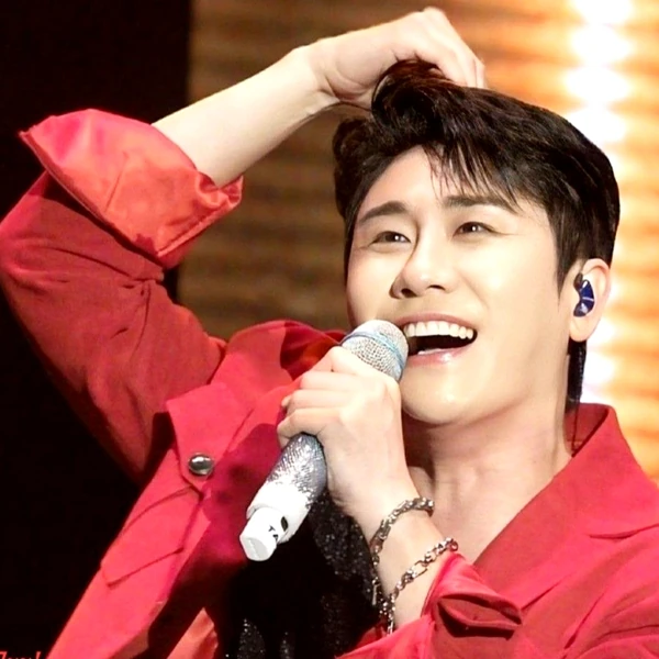 Foto populer Young Tak yang penuh cinta dari penggemar