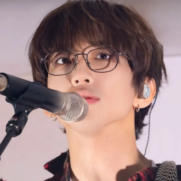 充滿粉絲愛的李承允人氣照片