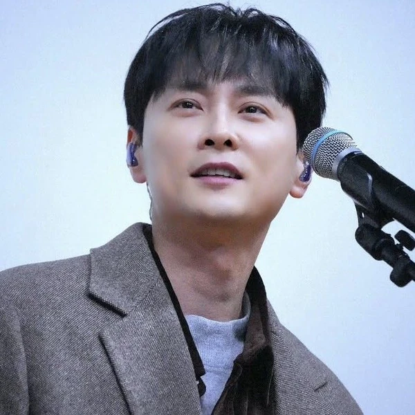 Foto populer Min Kyunghoon yang penuh cinta dari penggemar