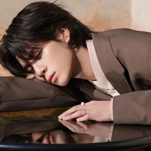 Foto populer Jeong Dongwon yang penuh cinta dari penggemar