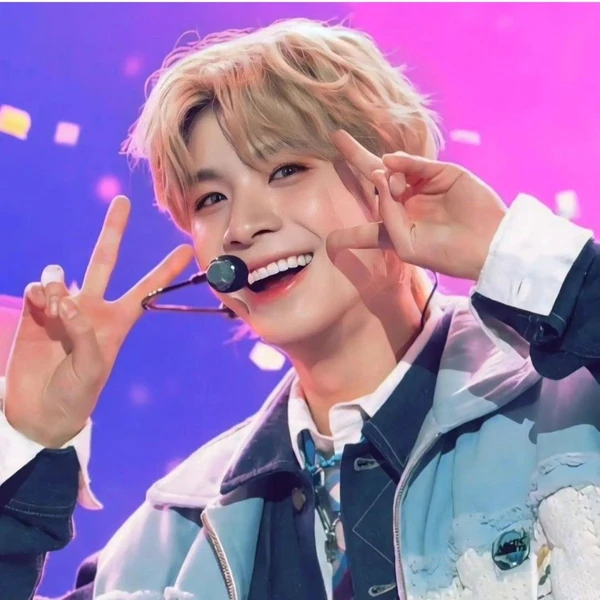 Foto populer Jeong Dongwon yang penuh cinta dari penggemar