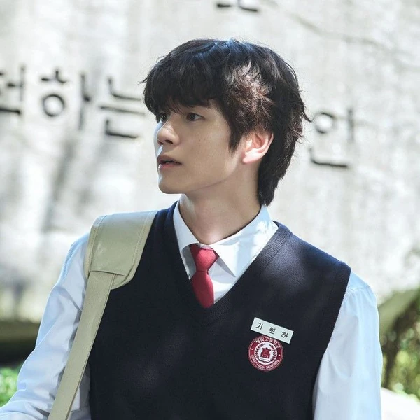 The most loved look of Ong Seongwu today