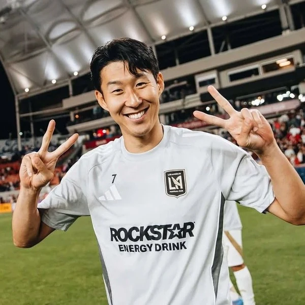 Popular photo full of fans’ love for Son Heungmin