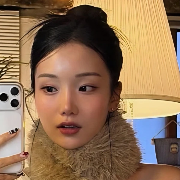 The most loved look of Kim Soyeon (2004) today