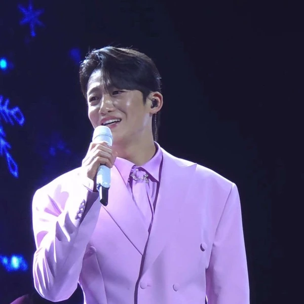 The most loved look of Shin Seungtae today