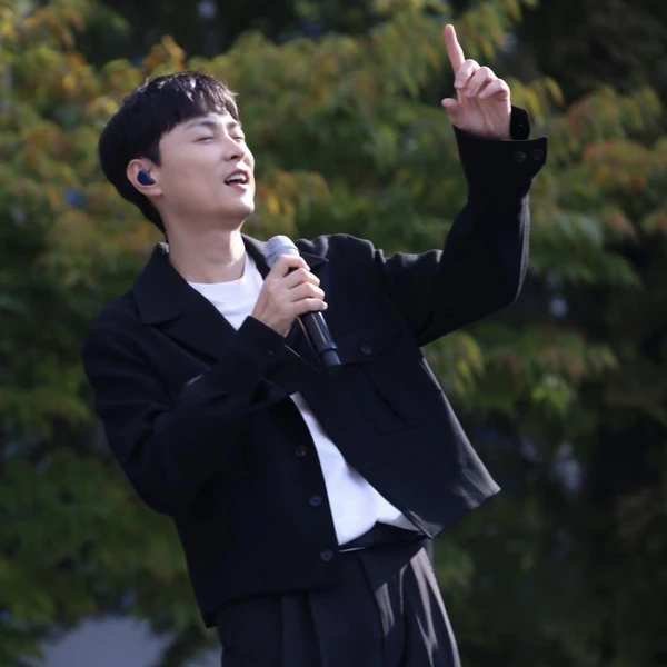 Popular photo full of fans’ love for Min Kyunghoon