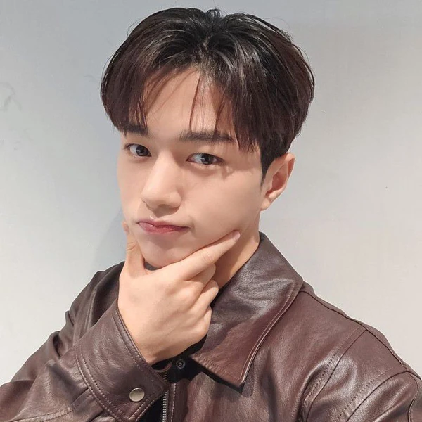 Popular photo full of fans’ love for Kim Myungsoo (L)