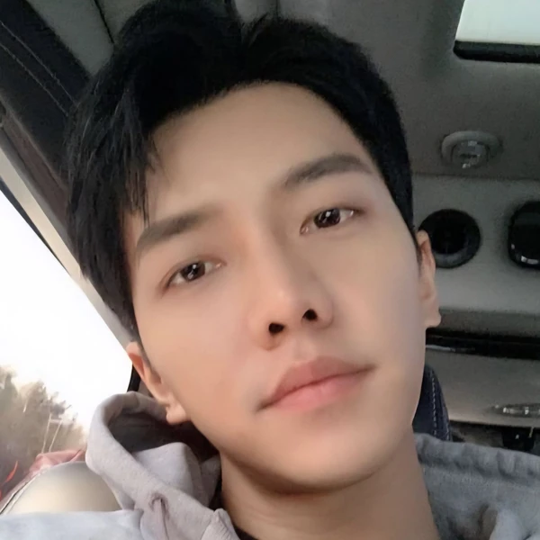 Foto populer Lee Seunggi yang penuh cinta dari penggemar