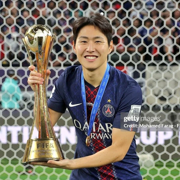 今日Choeaedol Celebで輝くイ・ガンインの代表写真