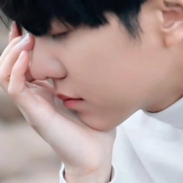 Foto populer Lee Seunggi yang penuh cinta dari penggemar