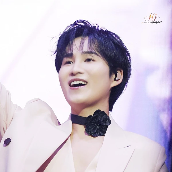 充满粉丝爱意的金熙栽人气照片