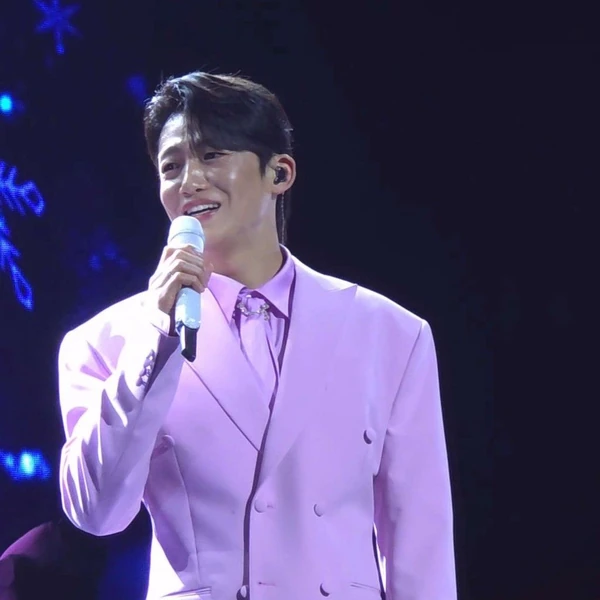 The most loved look of Shin Seungtae today