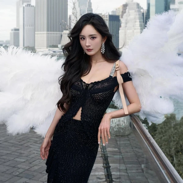 Popular photo full of fans’ love for Yang Mi