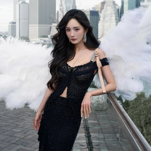 Popular photo full of fans’ love for Yang Mi